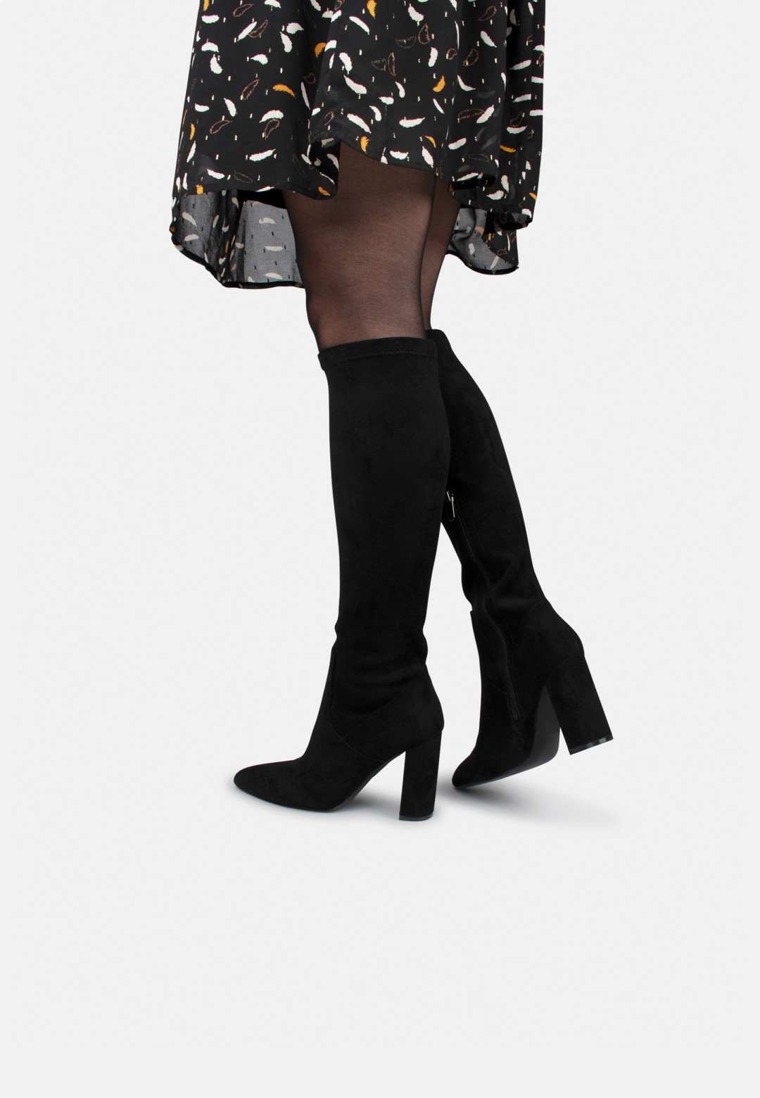 Model trägt schwarze Strumpfhose und Kleid, kombiniert mit Lauren Stiefeln von Posh by Poelman.