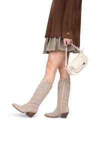 Damenoutfit mit beigen Jill Westernstiefeln von Poelman – kombiniert mit Minirock.