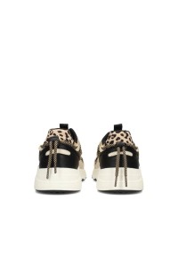 Achteraanzicht van de CARI sneaker met panterdetail en treklus