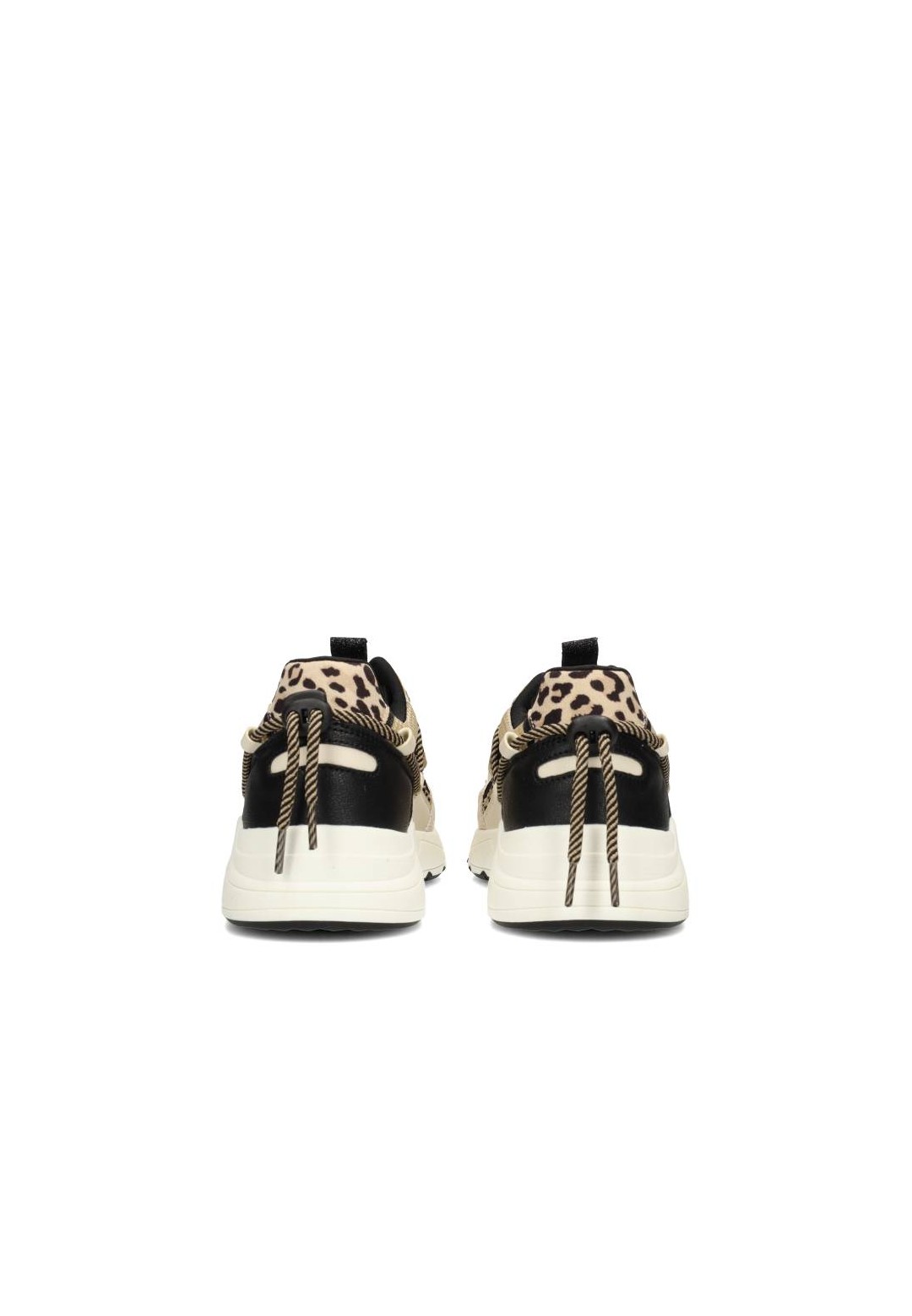 Achteraanzicht van de CARI sneaker met panterdetail en treklus