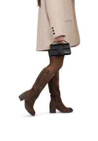 Braune SAS-Stiefel von PS Poelman in Bewegung getragen – dynamischer Stil.