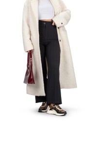 Model draagt de POSH by Poelman CARI sneaker met wijde pantalon – casual-chique styling