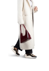 Streetstyle look met lange jas en CARI panterprint sneaker van POSH by Poelman