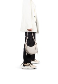 Model draagt beige CARI sneakers met een casual look