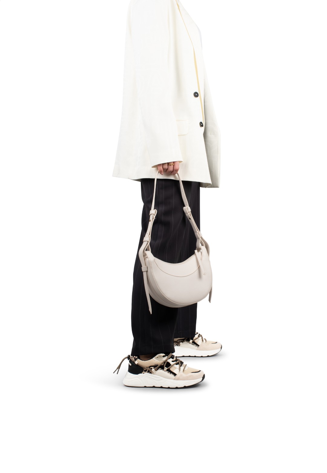 Model draagt beige CARI sneakers met een casual look