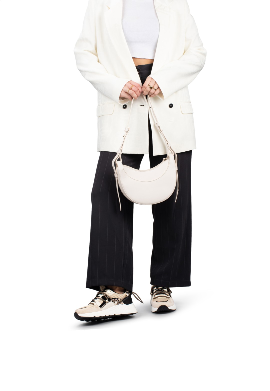 Outfit met lichte CARI sneakers en blazer – urban stijl
