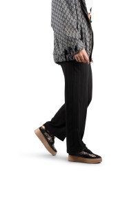 Outfit met zwarte PS Poelman ANEMONE sneaker – trendy look