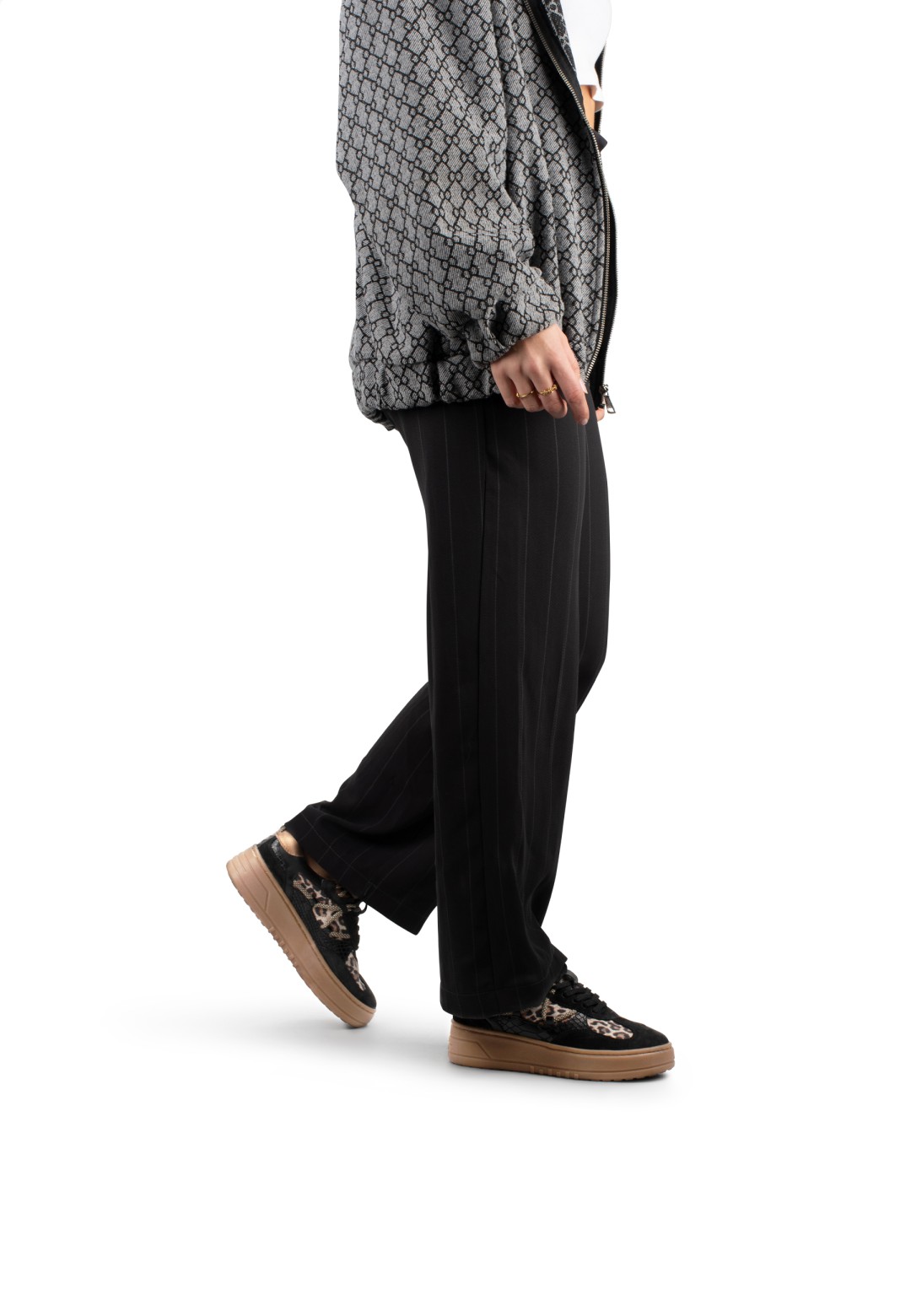 Outfit met zwarte PS Poelman ANEMONE sneaker – trendy look