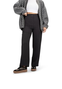 PS Poelman sneaker gecombineerd met zwarte broek – casual-chic outfit