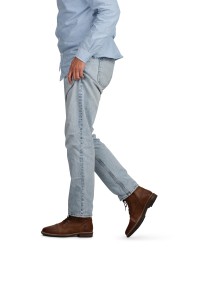Bruine leren Joni heren veterschoenen – gedragen met casual jeans voor een moderne look