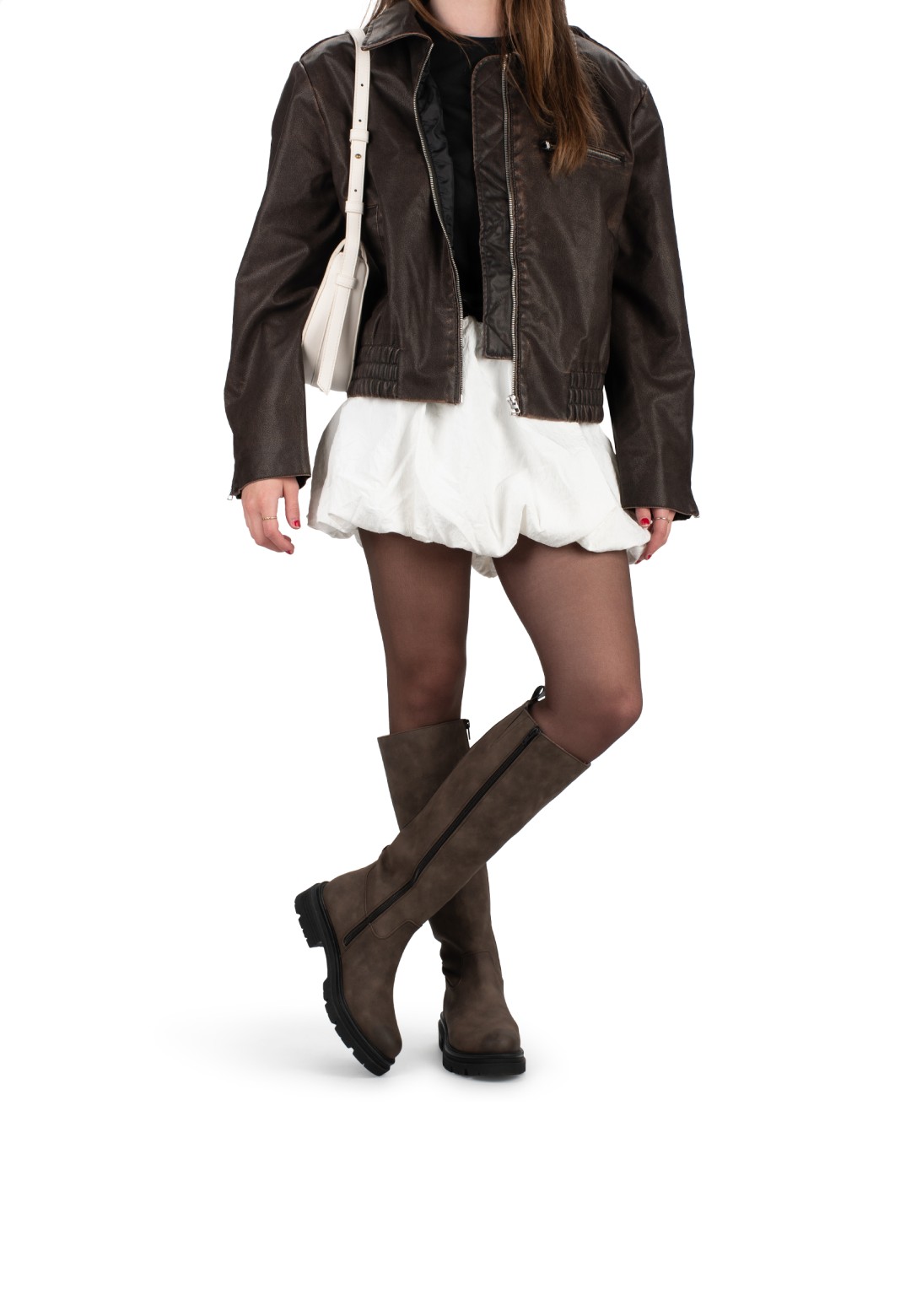 Model draagt Jae laarzen van PS Poelman met korte jurk en bruine jas, stijlvolle look.