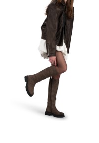 Model showcasing brown vegan Jae boots by PS Poelman, lined with soft fleece.