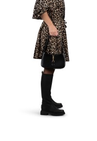 JAE Stiefel getragen von Model mit kurzem Leopardenkleid und schwarzer Handtasche