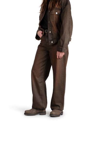 RAYA enkellaars gestyled met bruine broek en leren jasje