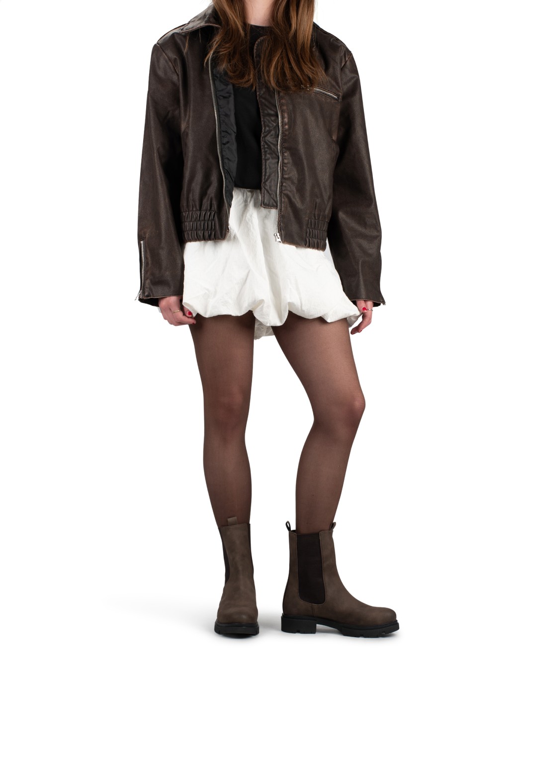 Model staat recht vooruit met SOPHIE boots gestyled met witte jurk