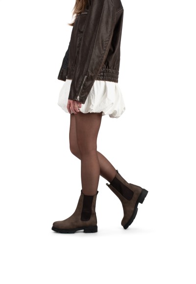 SOPHIE Boot getragen von Model mit weißem Kleid und brauner Jacke