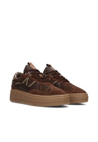 Close-up van ANEMONE sneakers in bruin met panterprint en metallic detail