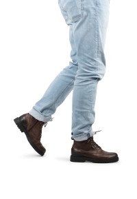 Toni heren veterschoenen bruin leer – gedragen met lichte jeans voor casual look