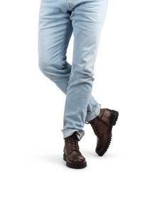 Bruine Toni heren veterschoenen – moderne outfit met leren schoenen en denim