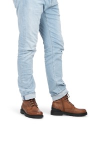 Cognac bruine Toni heren veterschoenen – gedragen met lichte jeans voor moderne look