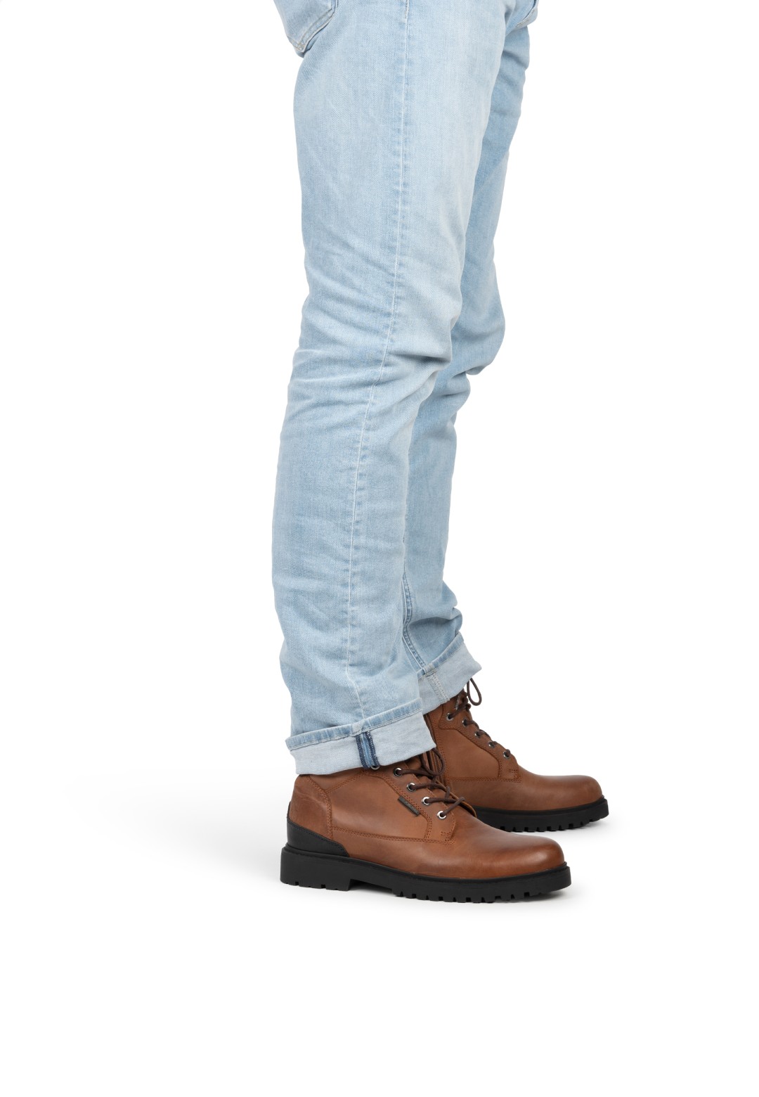 Toni heren veterschoenen cognac bruin leer – close-up van casual styling op straat