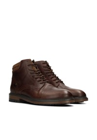 Hombre shoes – angled side view with round toe and rugged treaded sole.