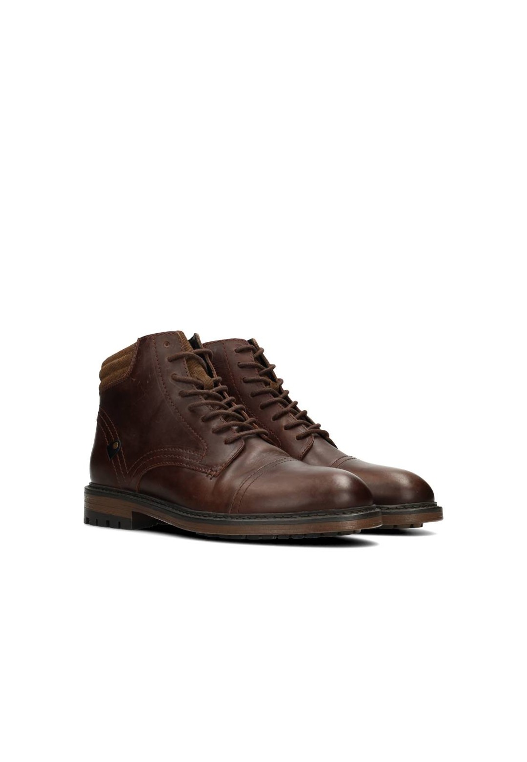 Hombre shoes – angled side view with round toe and rugged treaded sole.