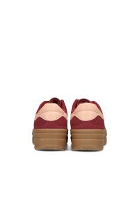Achteraanzicht met roze hielaccent en gumzool