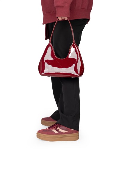 Model draagt bordeaux BODIE sneakers met casual outfit