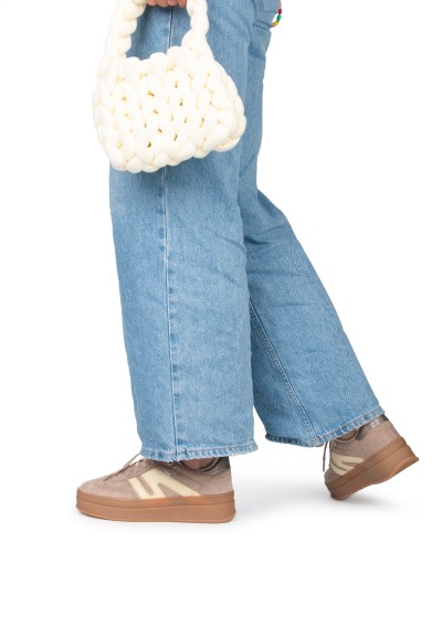 Model draagt NOË sneakers met neutrale outfit