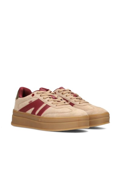 Chunky beige sneaker met rode strepen en gumzool – schuine vooraanzicht