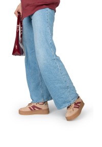 Model draagt NOË sneaker in beige/bordeaux combinatie