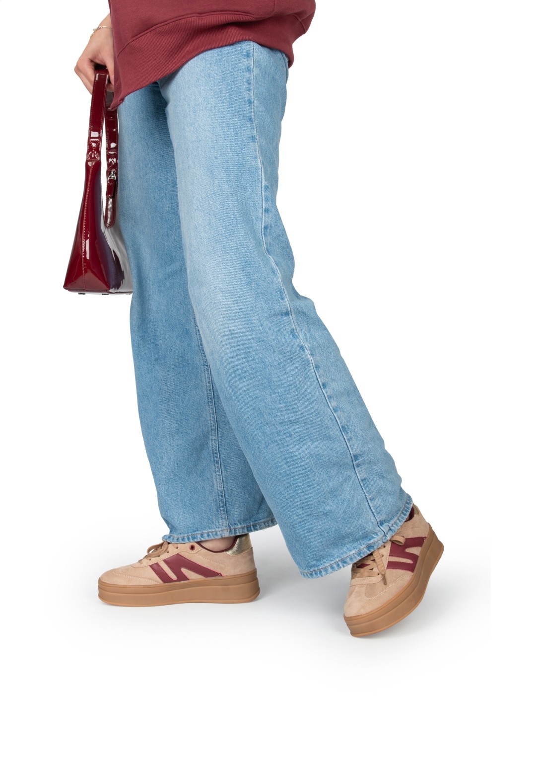 Model draagt NOË sneaker in beige/bordeaux combinatie
