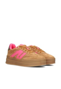 Chunky sneaker met roze accenten en plateauzool – schuine vooraanzicht