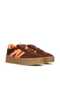 Platform sneaker met oranje accenten en chunky 4,5 cm zool – schuine vooraanzicht