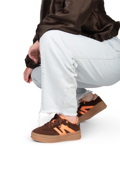 Model draagt NOË sneaker met casual look