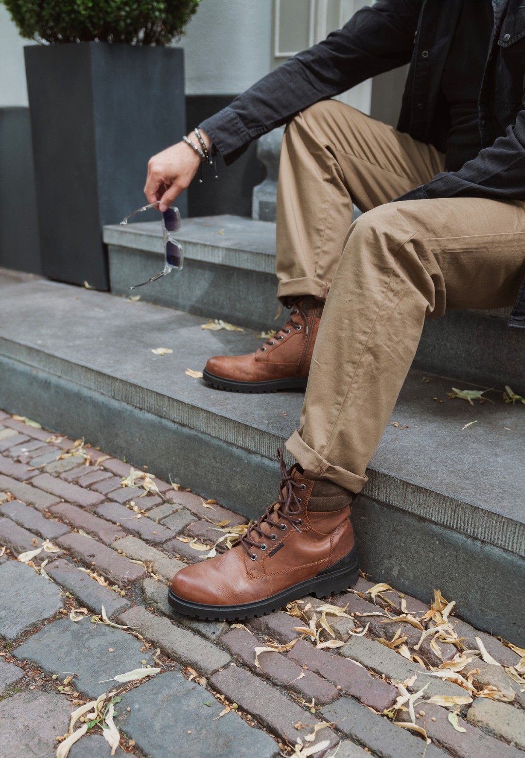 Cognac bruine Toni heren veterschoenen – moderne outfit met leren schoenen en denim