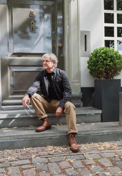Toni heren veterschoenen cognac bruin – gedragen met casual outfit op straat