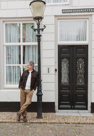 Toni heren veterschoenen bruin leer – gedragen met casual outfit buiten