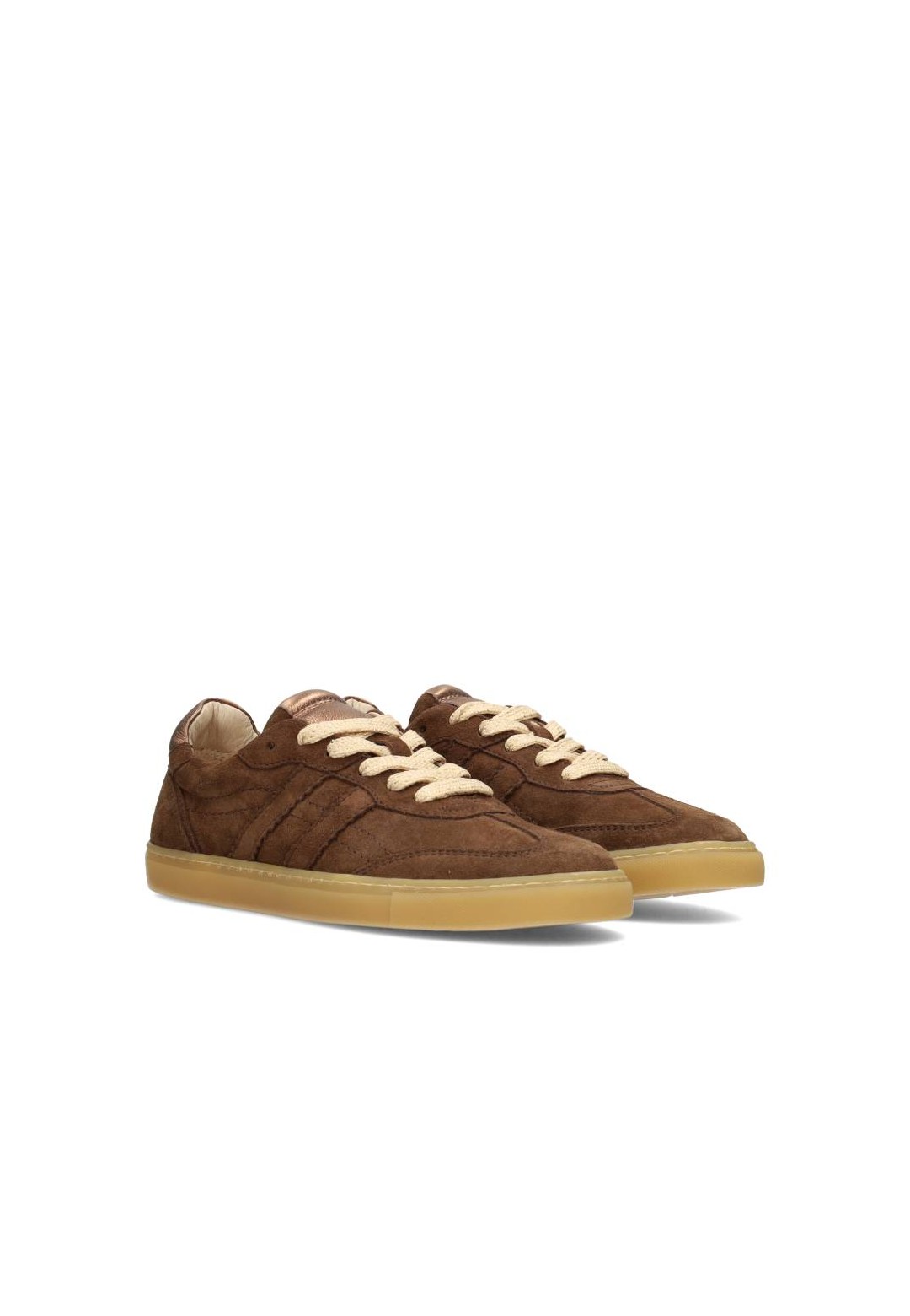 Bruine suède sneakers – zijaanzicht paar