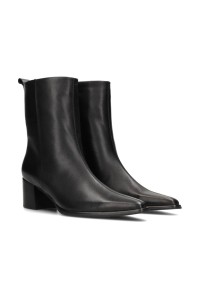 Febe ankle boot – angled side view with pointed toe and 6 cm block heel.