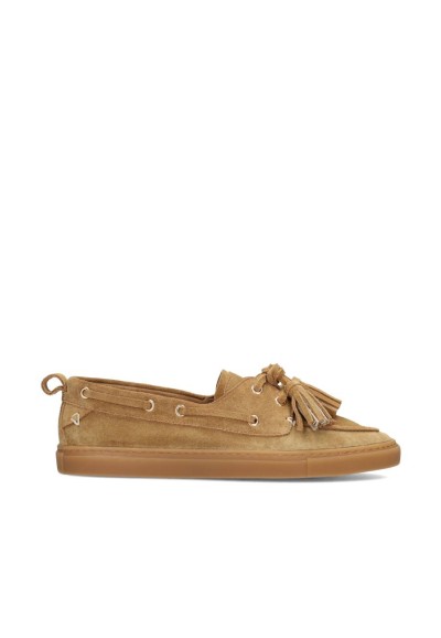 Zijaanzicht van camel suède loafers met kwastjes en platte zool