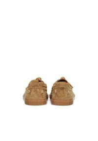 Achterkant van de camel loafers met hiel-detail