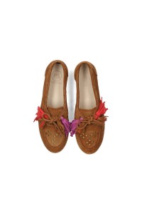 Bovenaanzicht van de Vita loafers met roze en paarse kwastjes.