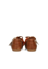 Achterkant van de donkerbruine loafers met hielstuk