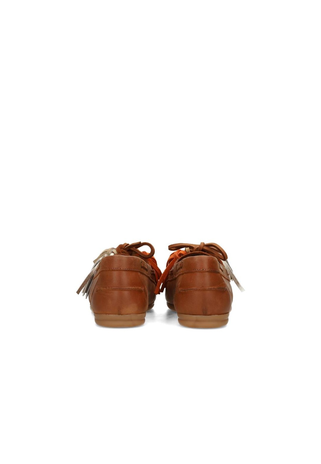 Achterkant van de donkerbruine loafers met hielstuk