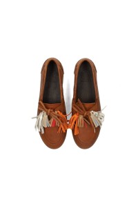 Bovenaanzicht van donkerbruine loafers met gekleurde sierkwastjes