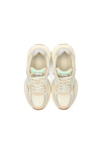 Bovenaanzicht van de LISE sneaker met beige veters en luchtig mesh