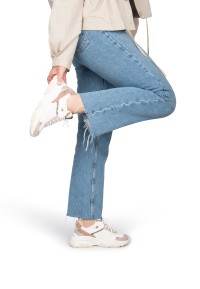 Model met GIGI sneaker en jeans – speels gestyled