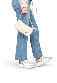 Streetstyle shot met GIGI sneakers in beweging